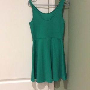 Green, patterned dress - like new - size 8